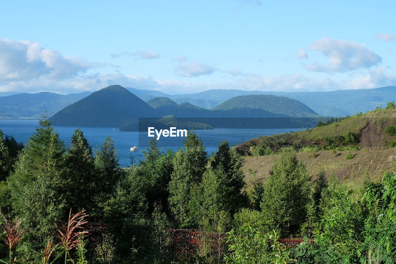 SCENIC VIEW OF LAKE AGAINST MOUNTAINS