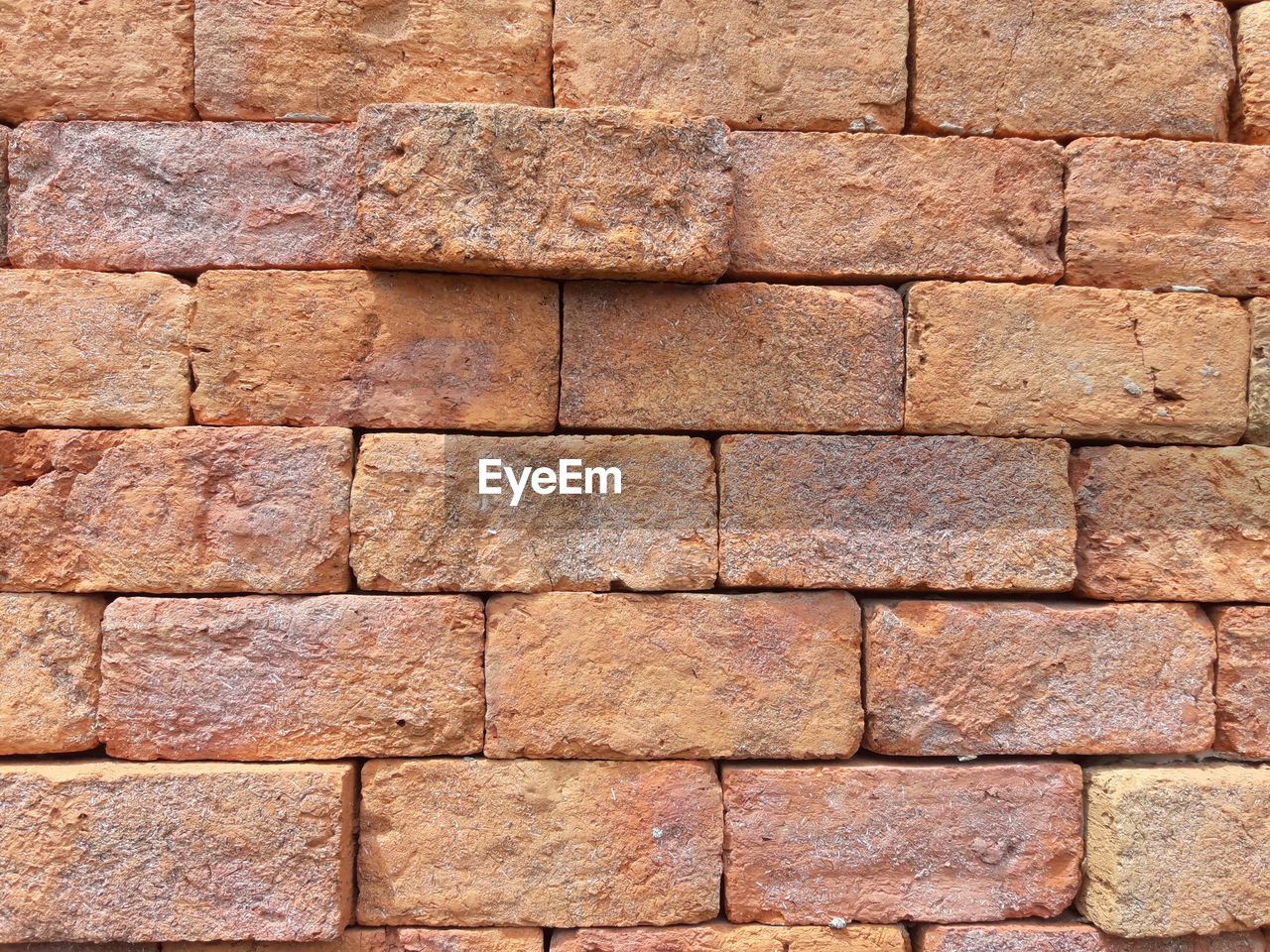 CLOSE-UP OF BRICK WALL