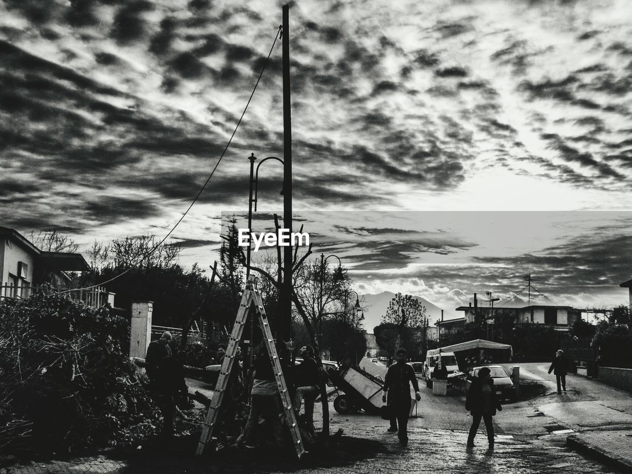 PEOPLE AT SEA SHORE AGAINST SKY