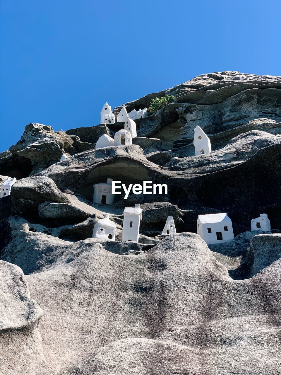 LOW ANGLE VIEW OF HISTORICAL BUILDING AGAINST BLUE SKY