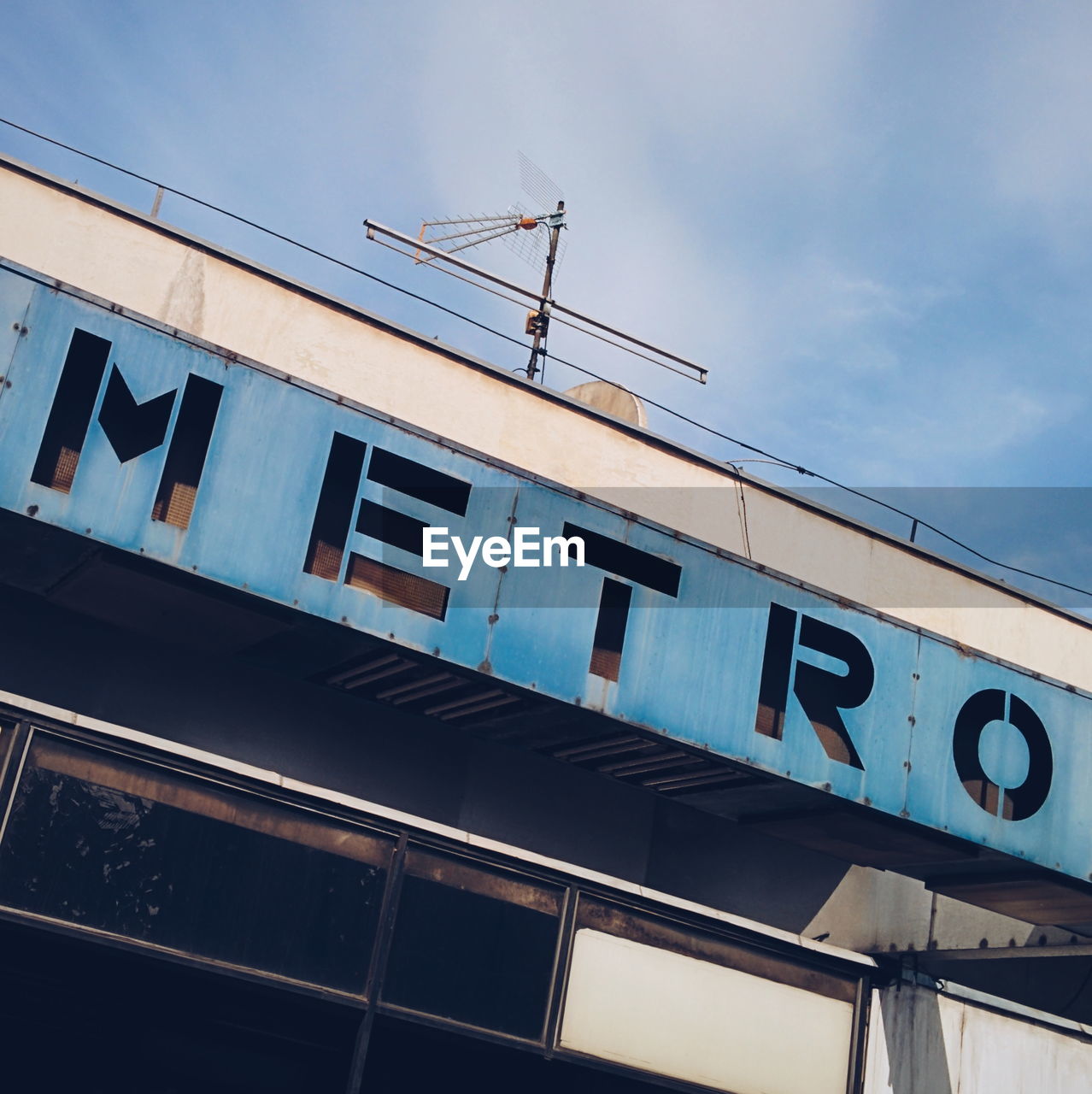 LOW ANGLE VIEW OF SIGN AGAINST SKY