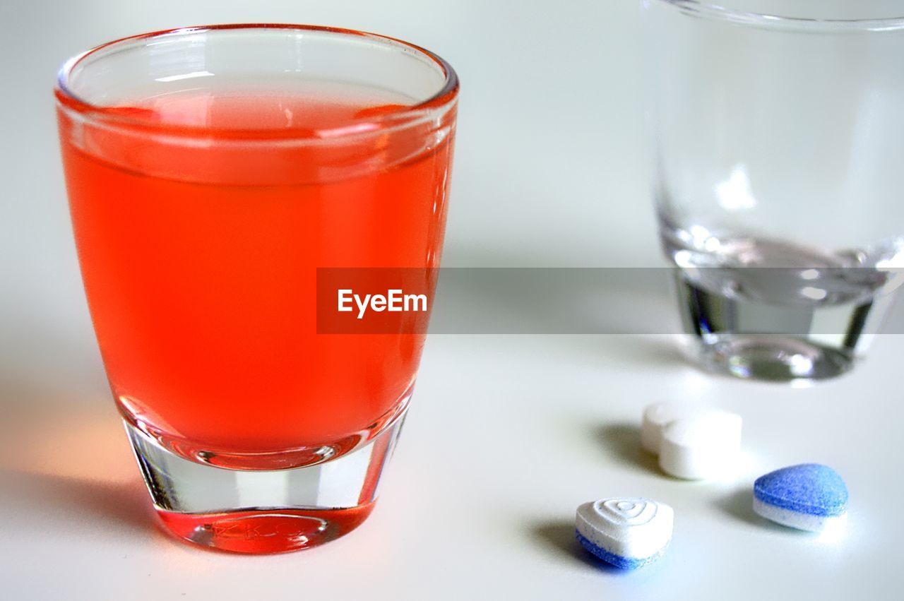 CLOSE-UP OF BEER IN GLASS