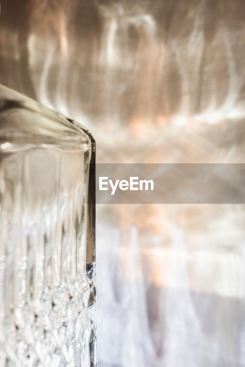 CLOSE-UP OF GLASS OF WATER ON TABLE