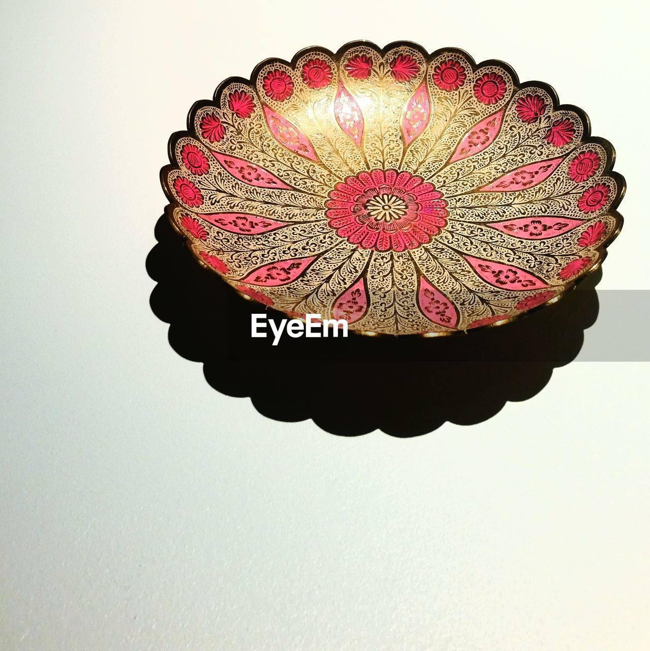 Flower shape plate decorated with central flower