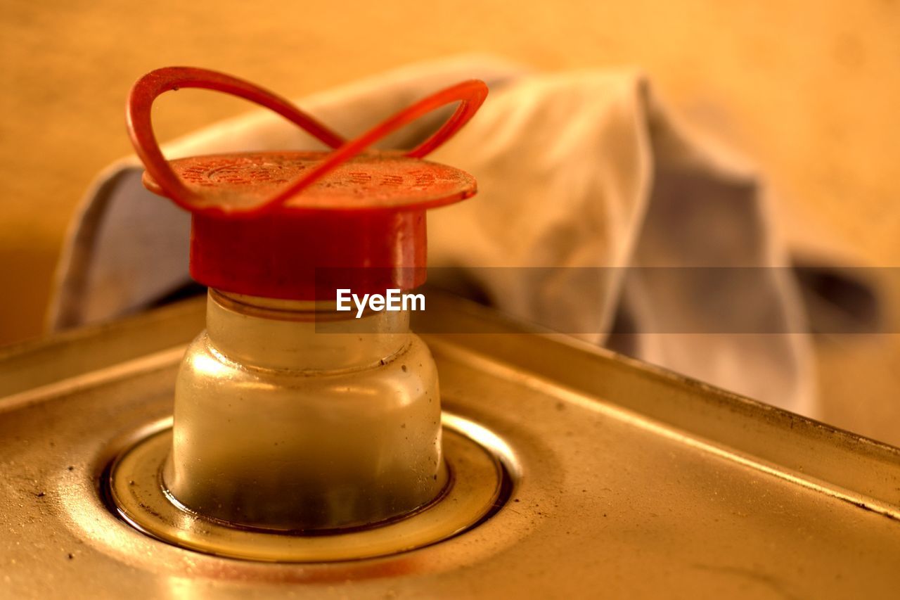 CLOSE-UP OF RED DRINK ON TABLE