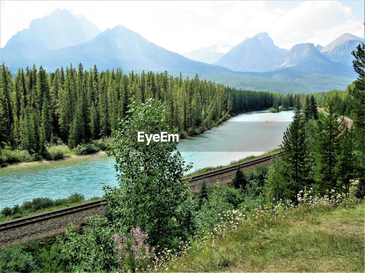 SCENIC VIEW OF LAKE AGAINST MOUNTAIN RANGE