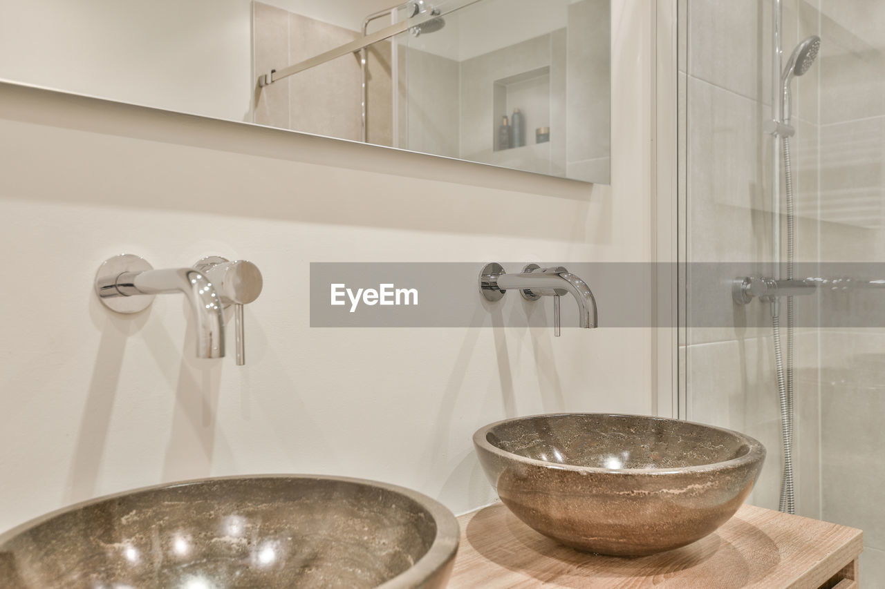 CLOSE-UP OF WATER FAUCET IN BATHROOM