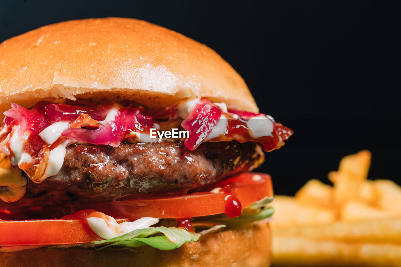 CLOSE-UP OF BURGER IN BOWL