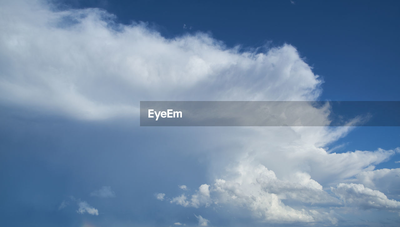 LOW ANGLE VIEW OF CLOUDSCAPE AGAINST BLUE SKY