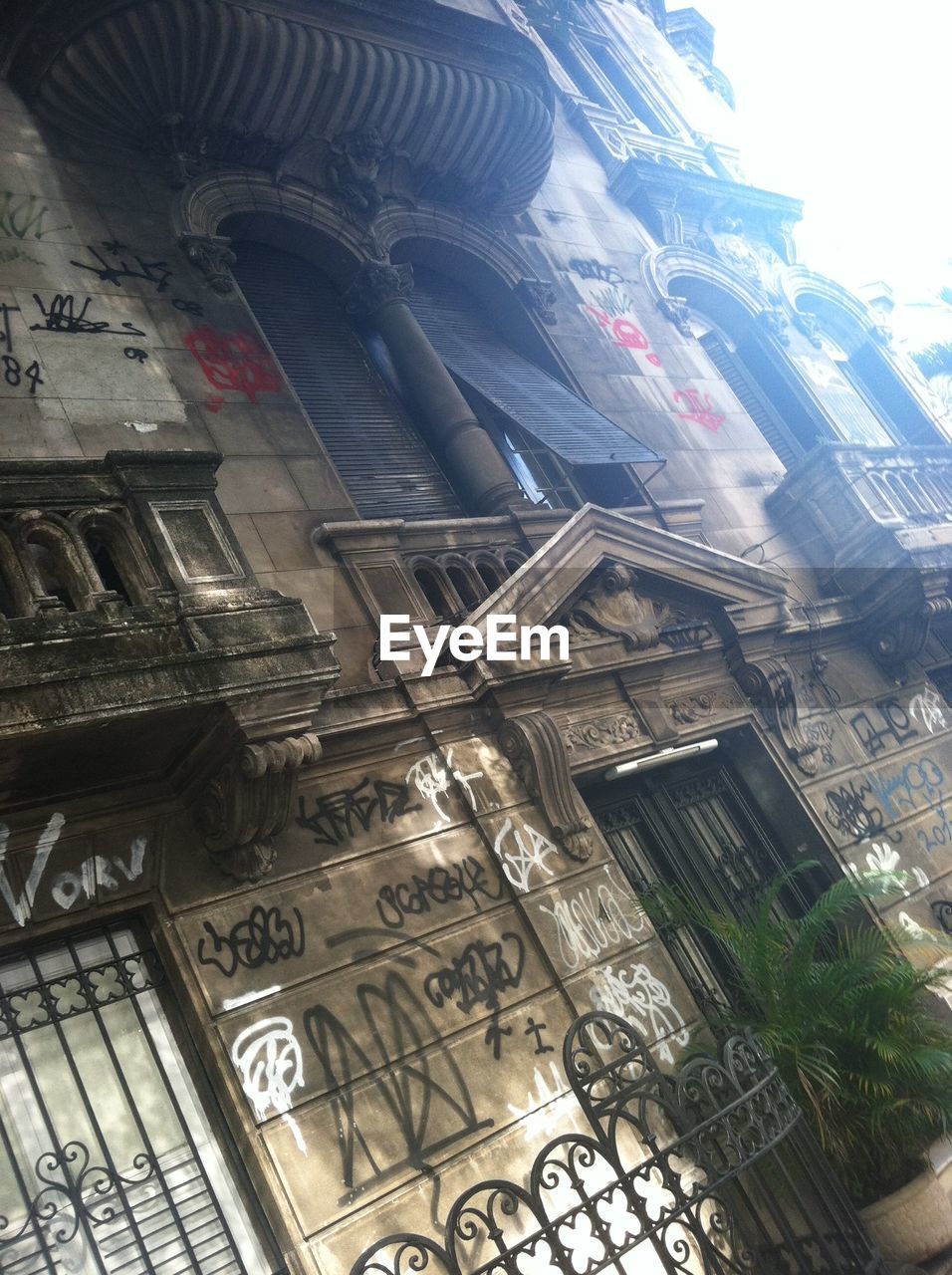 LOW ANGLE VIEW OF HISTORICAL BUILDING AGAINST SKY