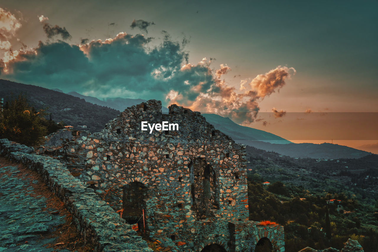 PANORAMIC VIEW OF MOUNTAINS AGAINST SKY