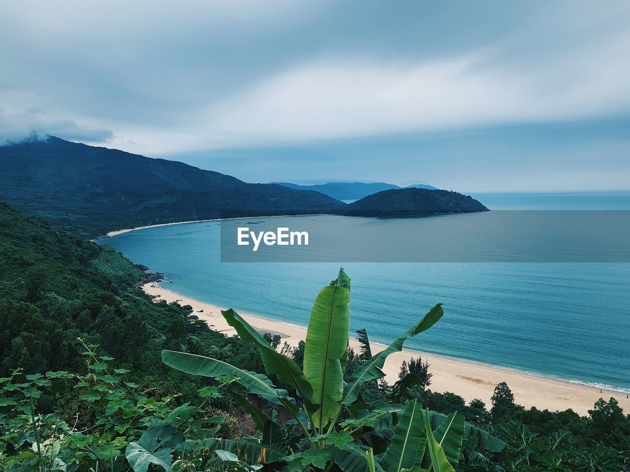 SCENIC VIEW OF SEA AND MOUNTAINS AGAINST SKY