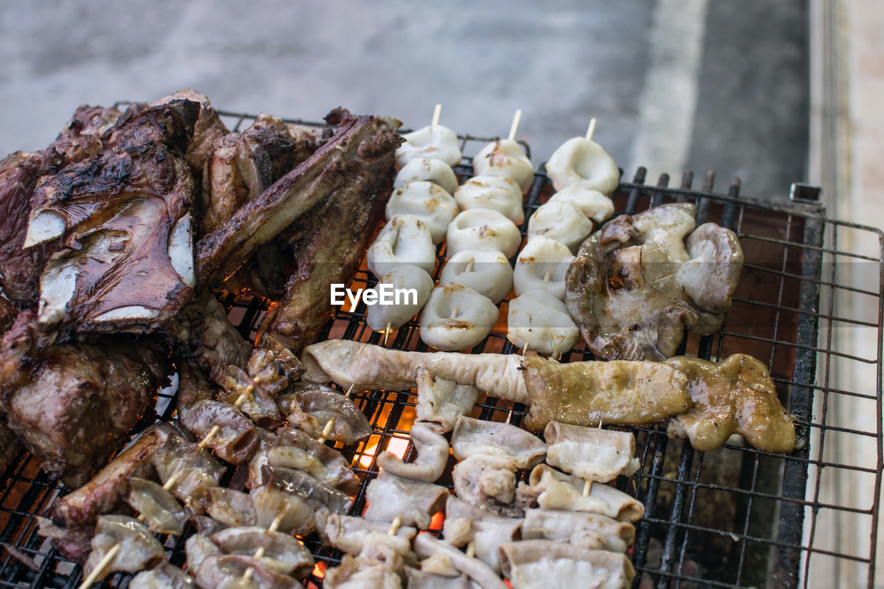 HIGH ANGLE VIEW OF SEAFOOD ON BARBECUE GRILL