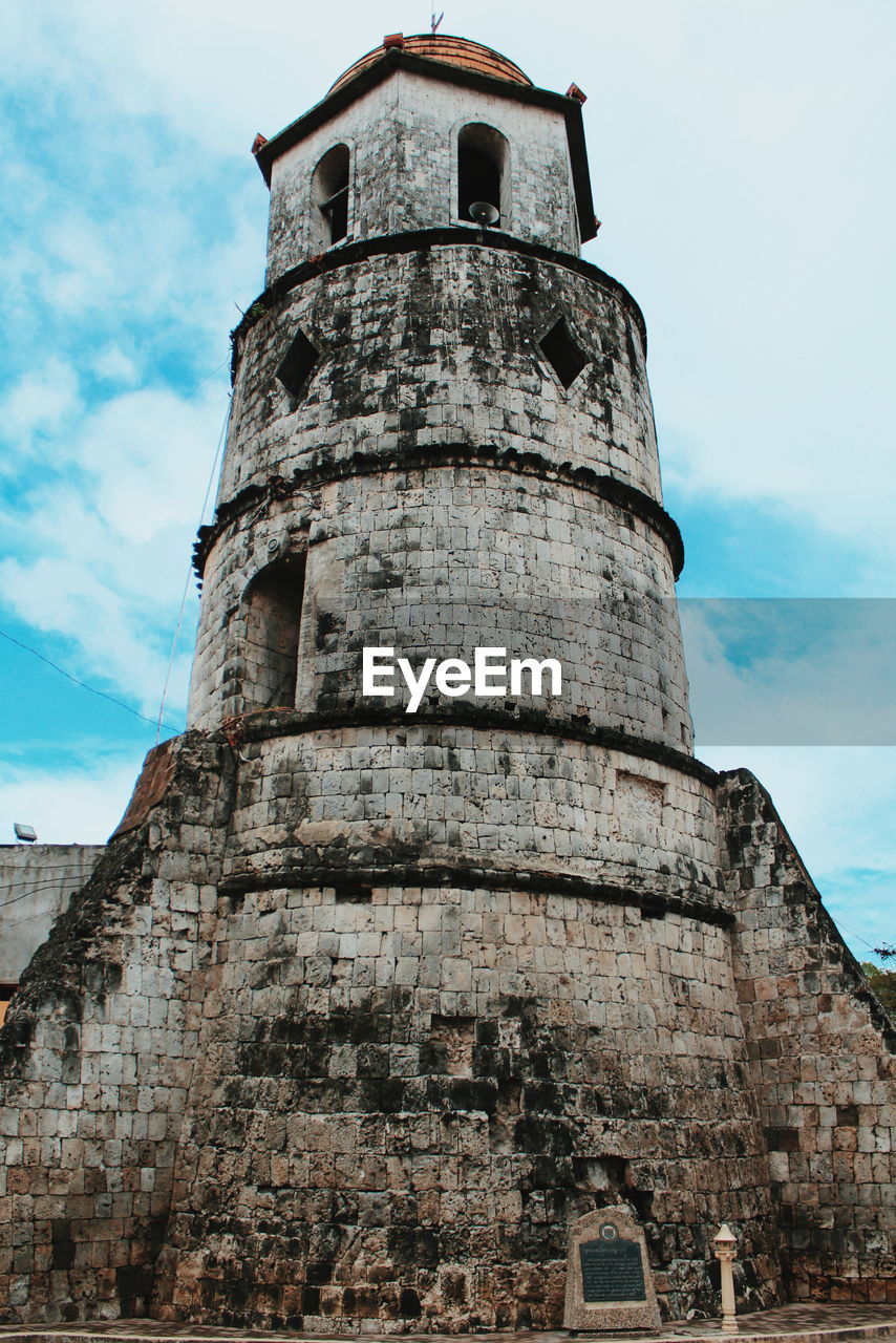 LOW ANGLE VIEW OF HISTORICAL TOWER AGAINST SKY