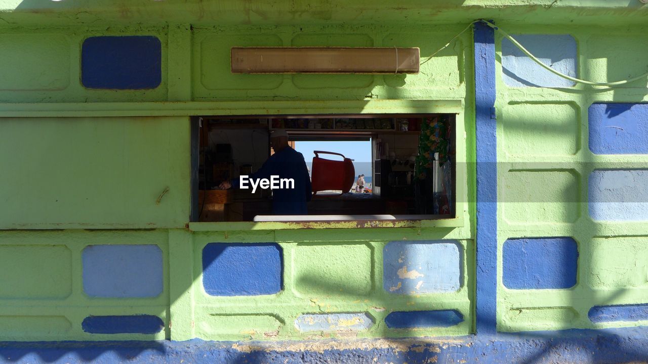 FULL FRAME SHOT OF WINDOW ON BUILDING