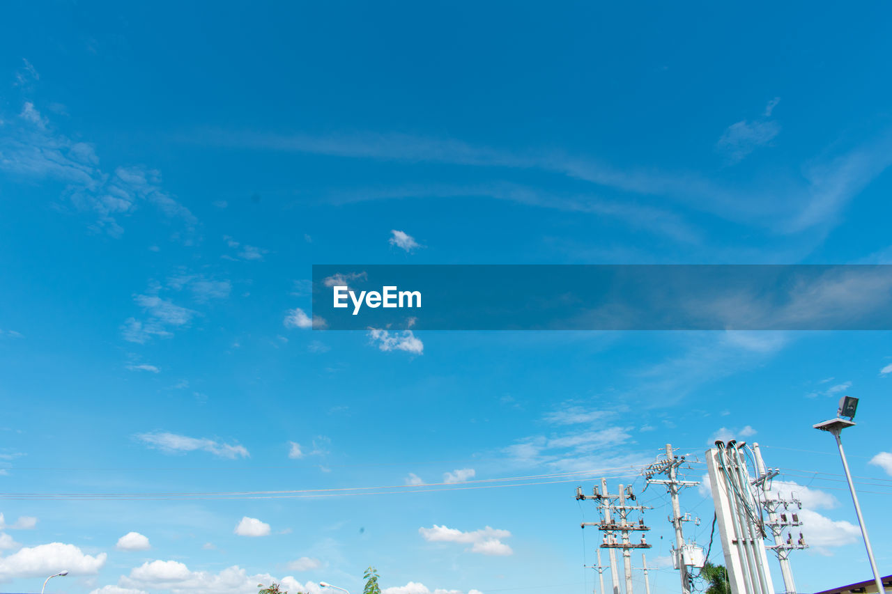 LOW ANGLE VIEW OF CRANE AGAINST BLUE SKY