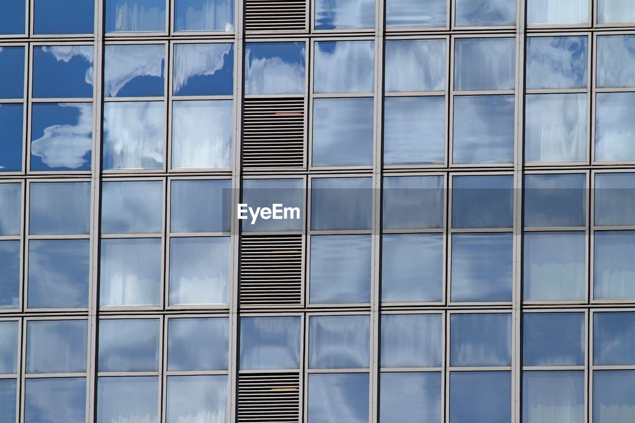 FULL FRAME SHOT OF GLASS BUILDING