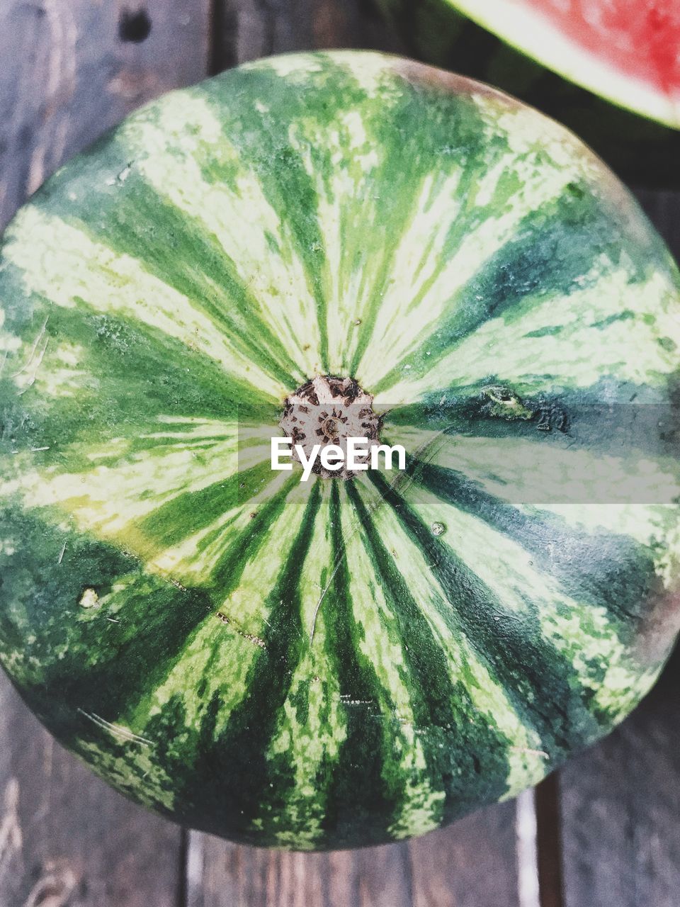 HIGH ANGLE VIEW OF LEMON SLICE IN CONTAINER