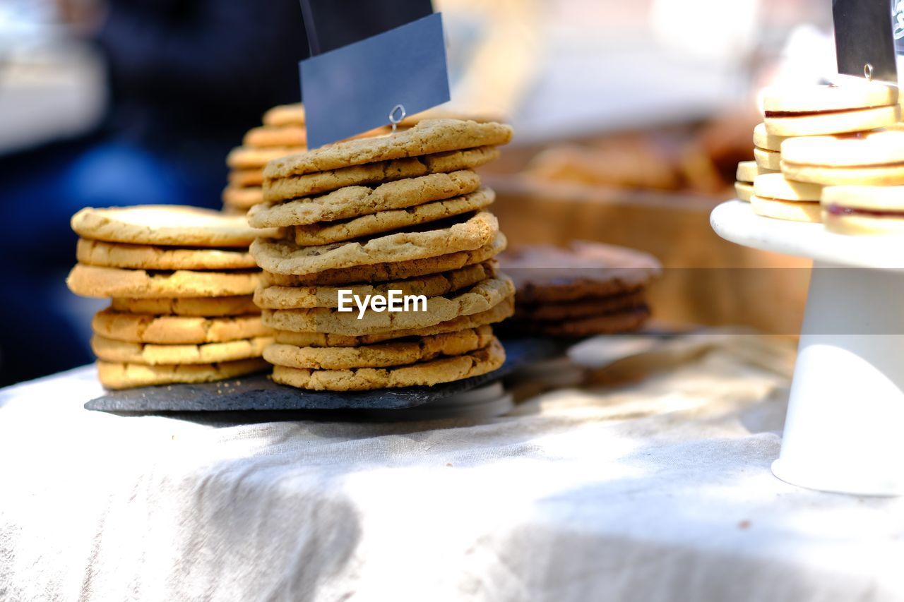 CLOSE-UP OF CAKE ON TABLE