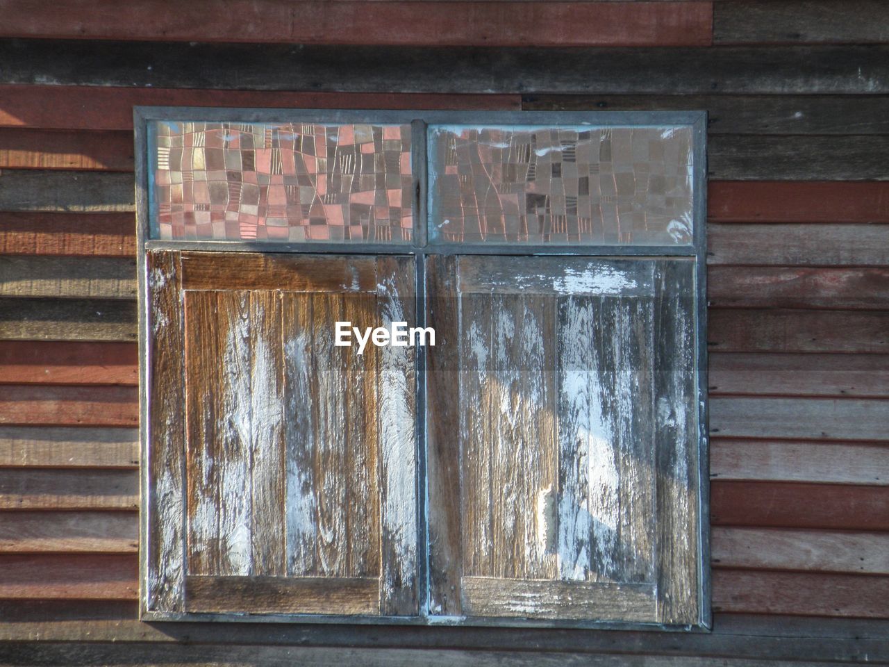 FULL FRAME SHOT OF OLD WINDOW