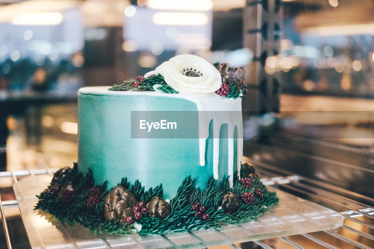 CLOSE-UP OF CAKE IN PLATE