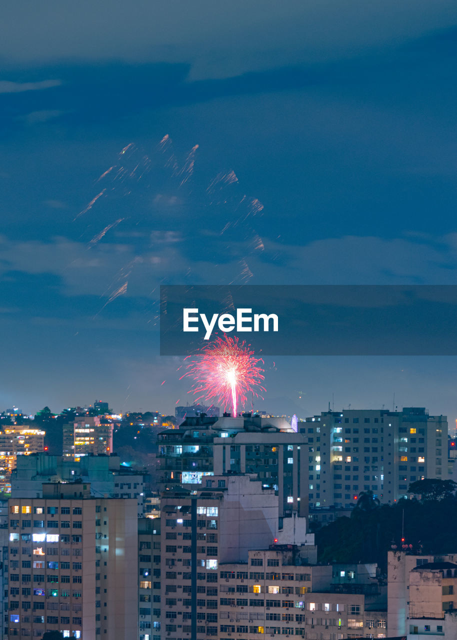 Images with new year's, réveillon, fireworks exploding in the sky in niterói, rio de janeiro, brazil