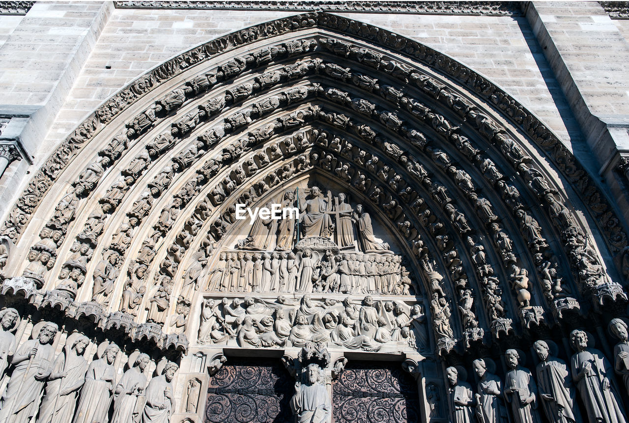 LOW ANGLE VIEW OF STATUES ON BUILDING