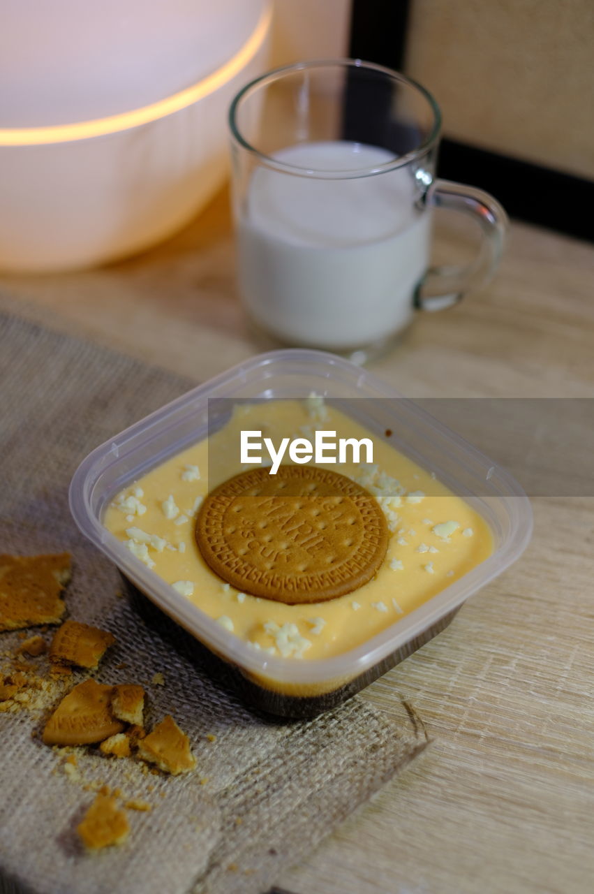 HIGH ANGLE VIEW OF BREAKFAST IN GLASS ON TABLE