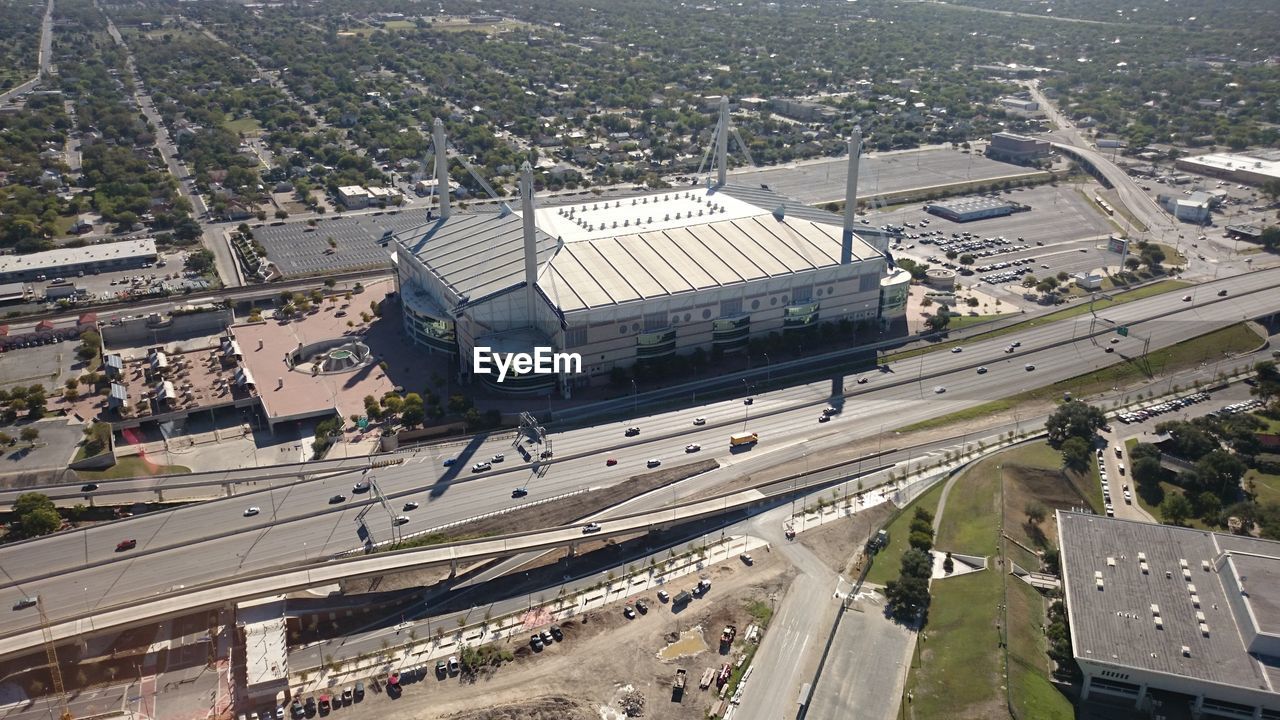 HIGH ANGLE VIEW OF ROAD ALONG BUILDINGS