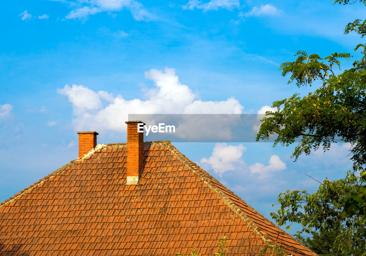 LOW ANGLE VIEW OF BUILDING ROOF AGAINST SKY