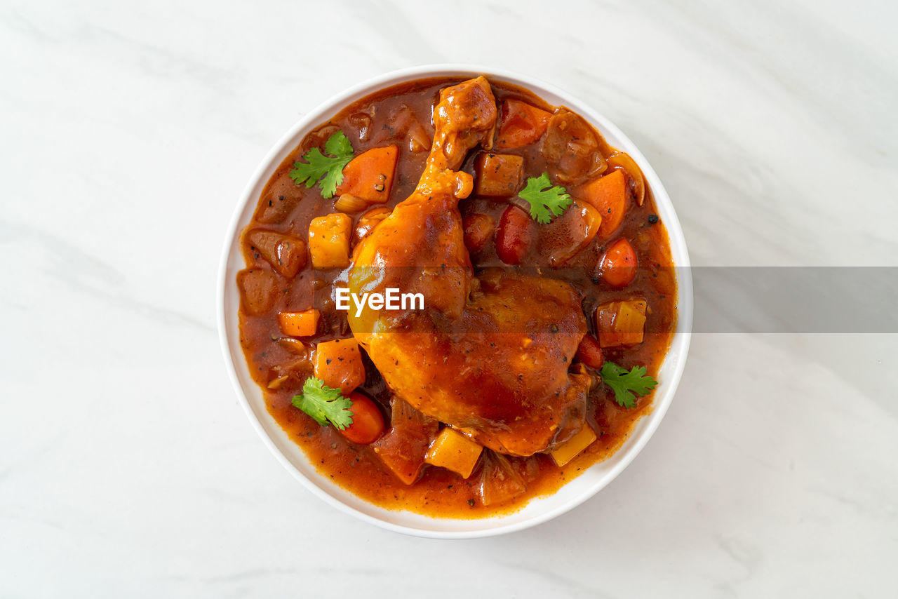 HIGH ANGLE VIEW OF MEAT IN BOWL