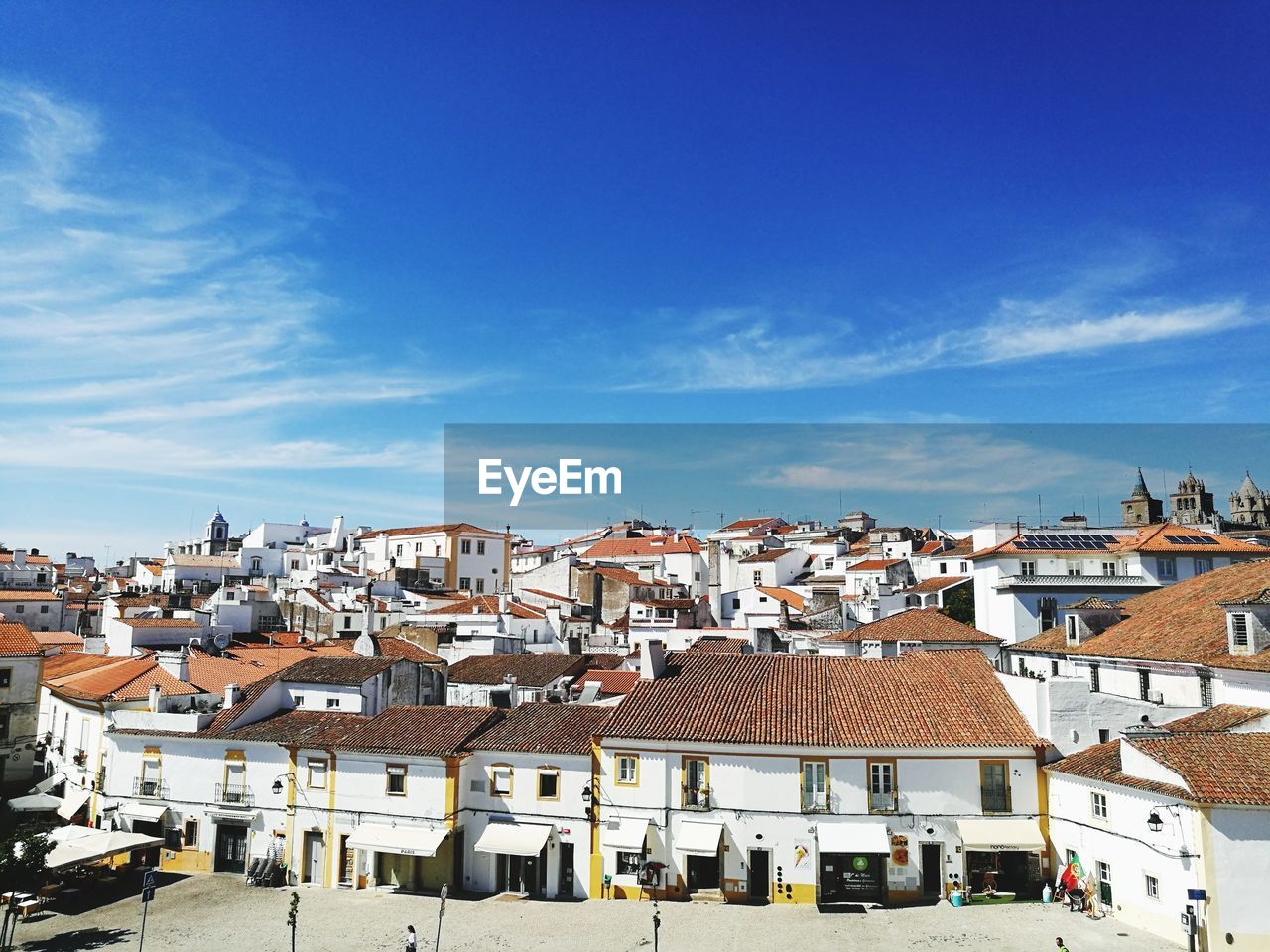 HIGH ANGLE VIEW OF TOWNSCAPE AGAINST SKY