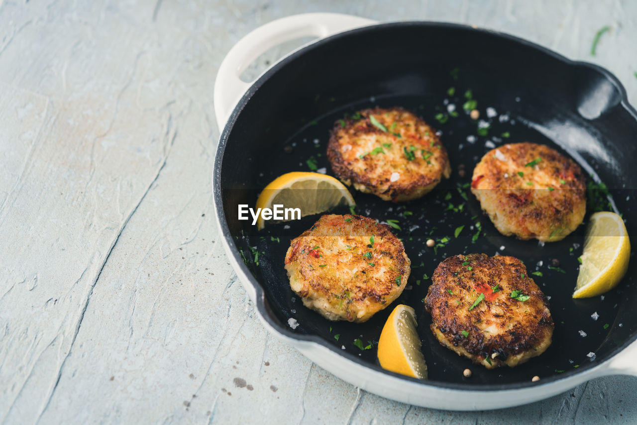 HIGH ANGLE VIEW OF FOOD IN COOKING PAN ON TABLE