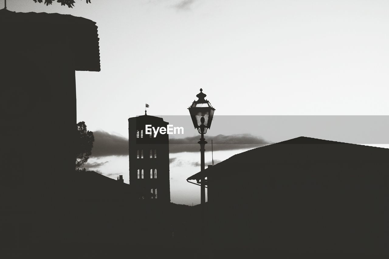 LOW ANGLE VIEW OF BUILDINGS AGAINST SKY