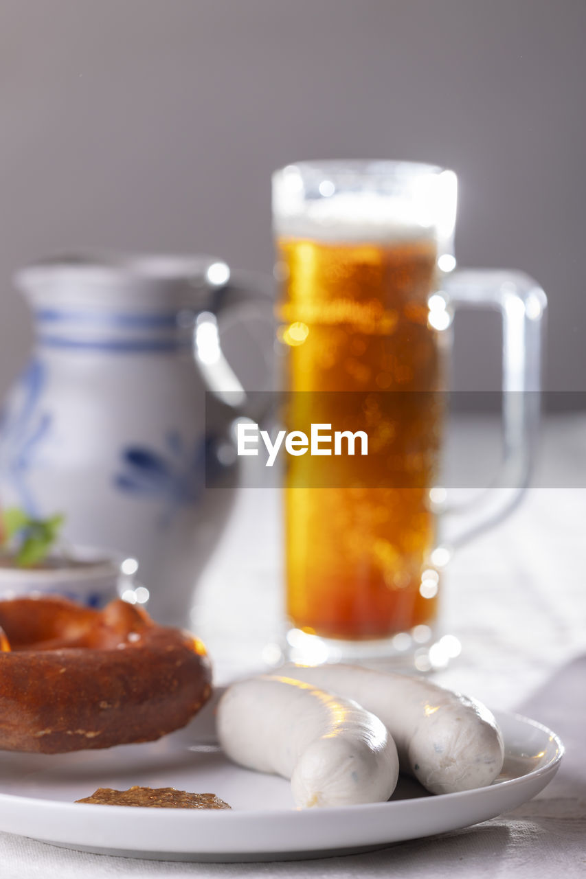 CLOSE-UP OF BEER IN GLASS