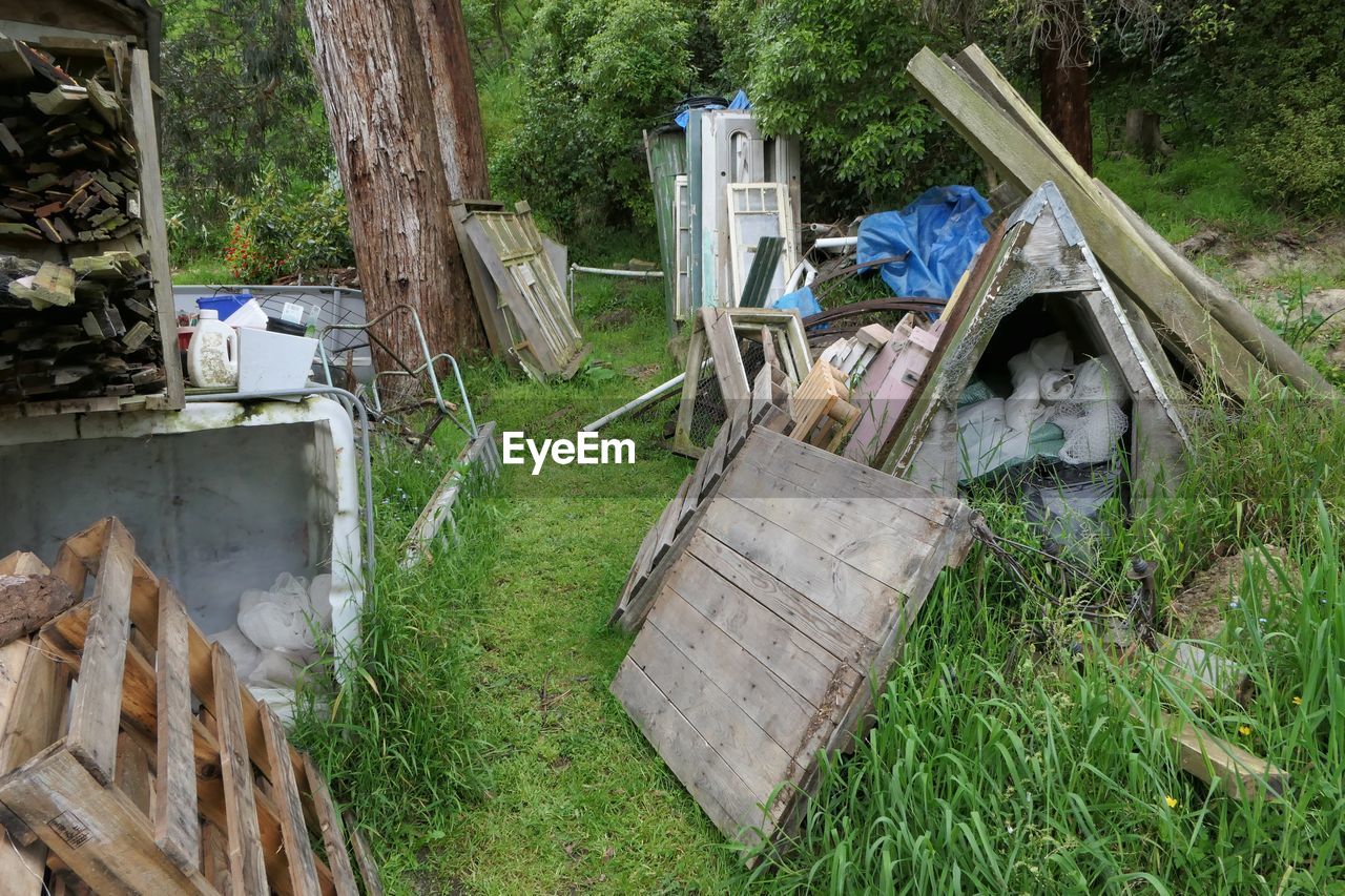 HIGH ANGLE VIEW OF GARBAGE IN YARD