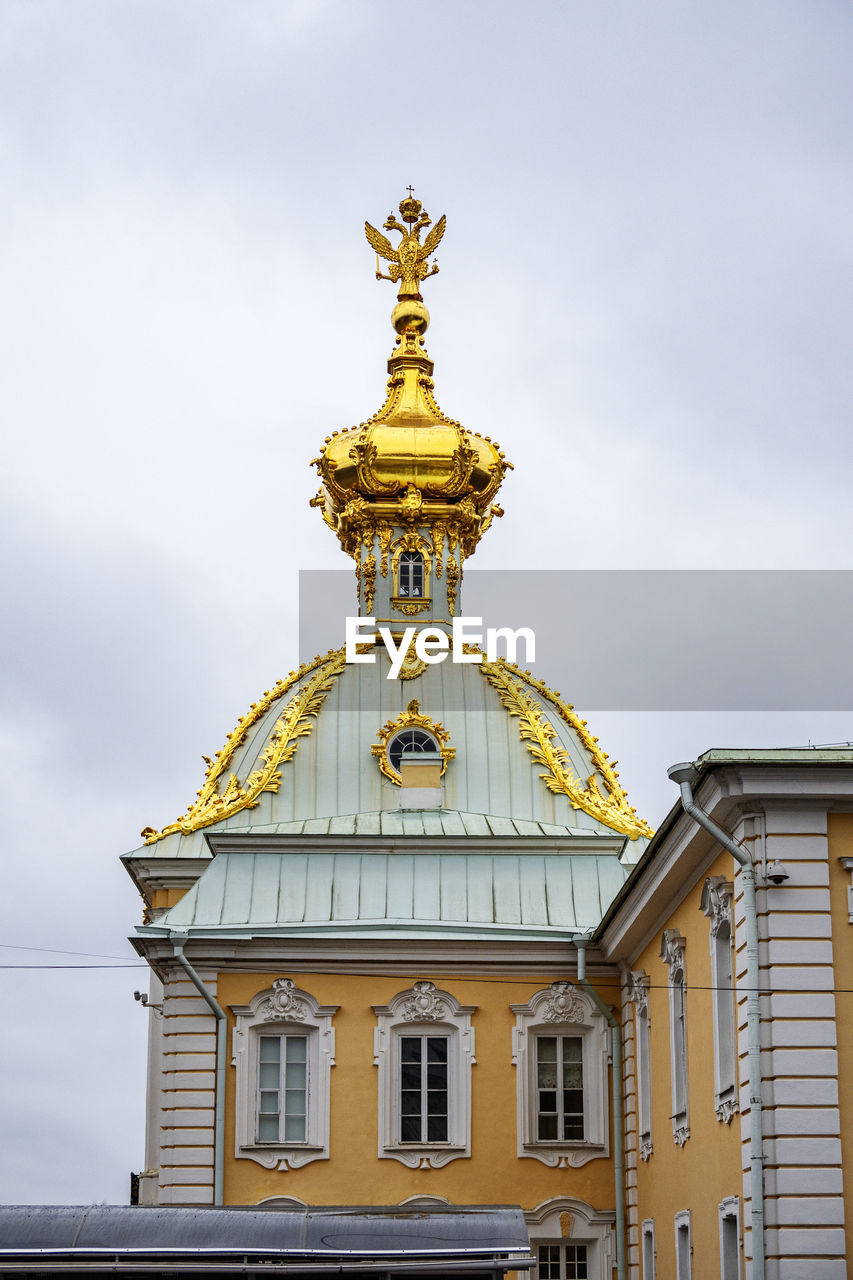 View of golden domes of grand palace in petrodvorets, peterhof in winter, russia