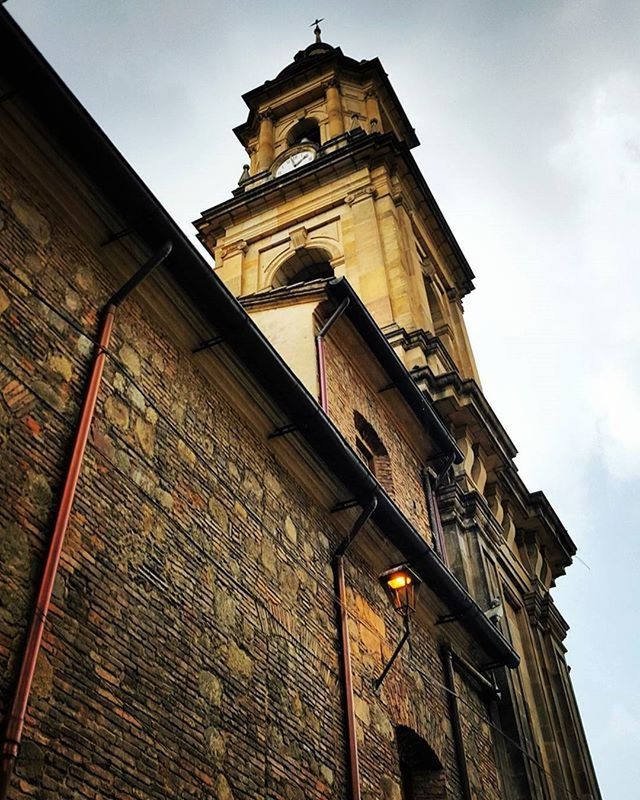 LOW ANGLE VIEW OF CLOCK TOWER AGAINST SKY