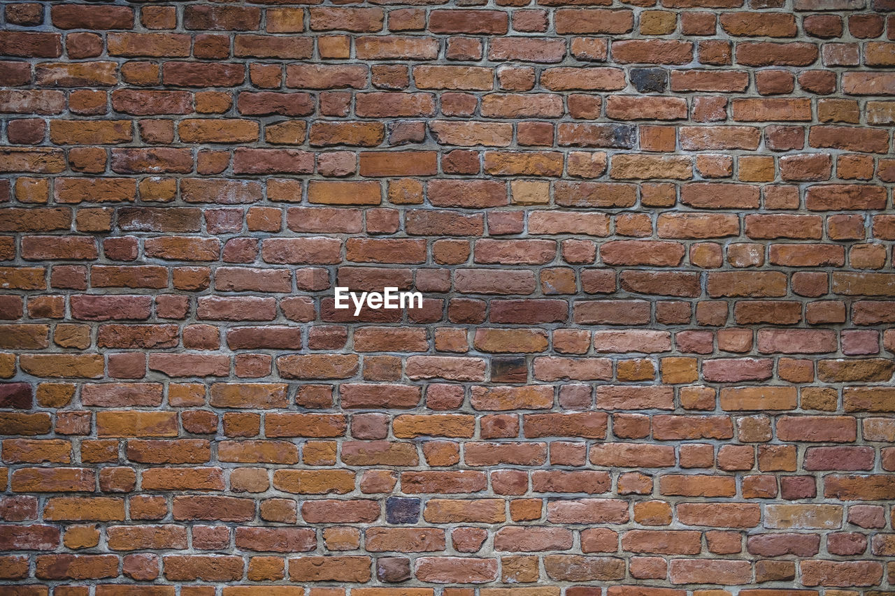 FULL FRAME SHOT OF STONE BRICK WALL