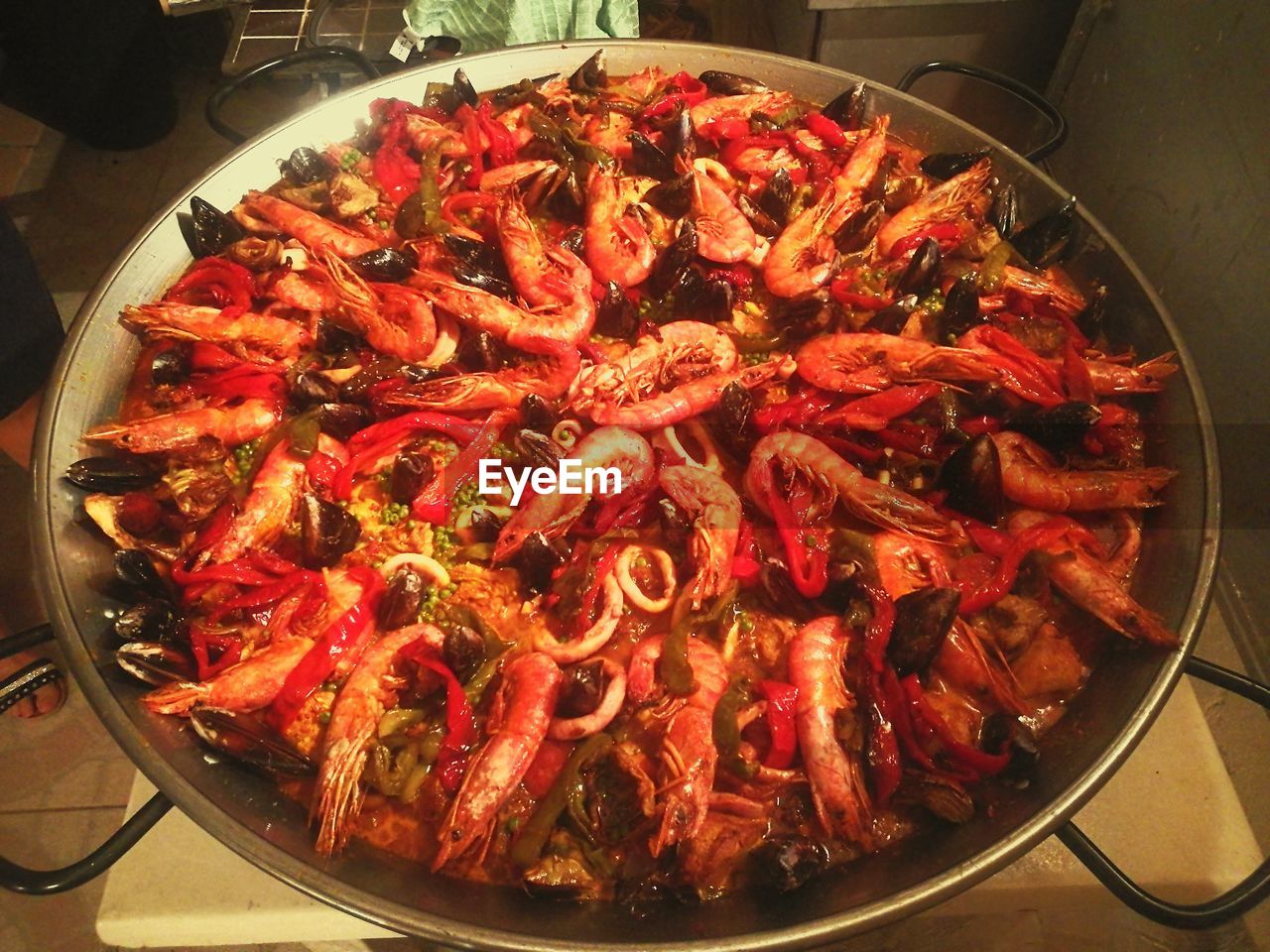 HIGH ANGLE VIEW OF MEAT ON COOKING PAN