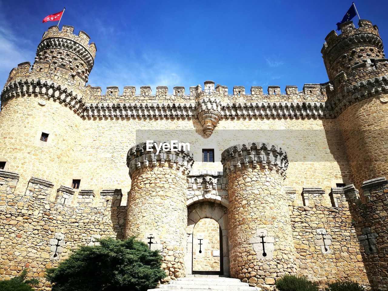 LOW ANGLE VIEW OF HISTORICAL BUILDING