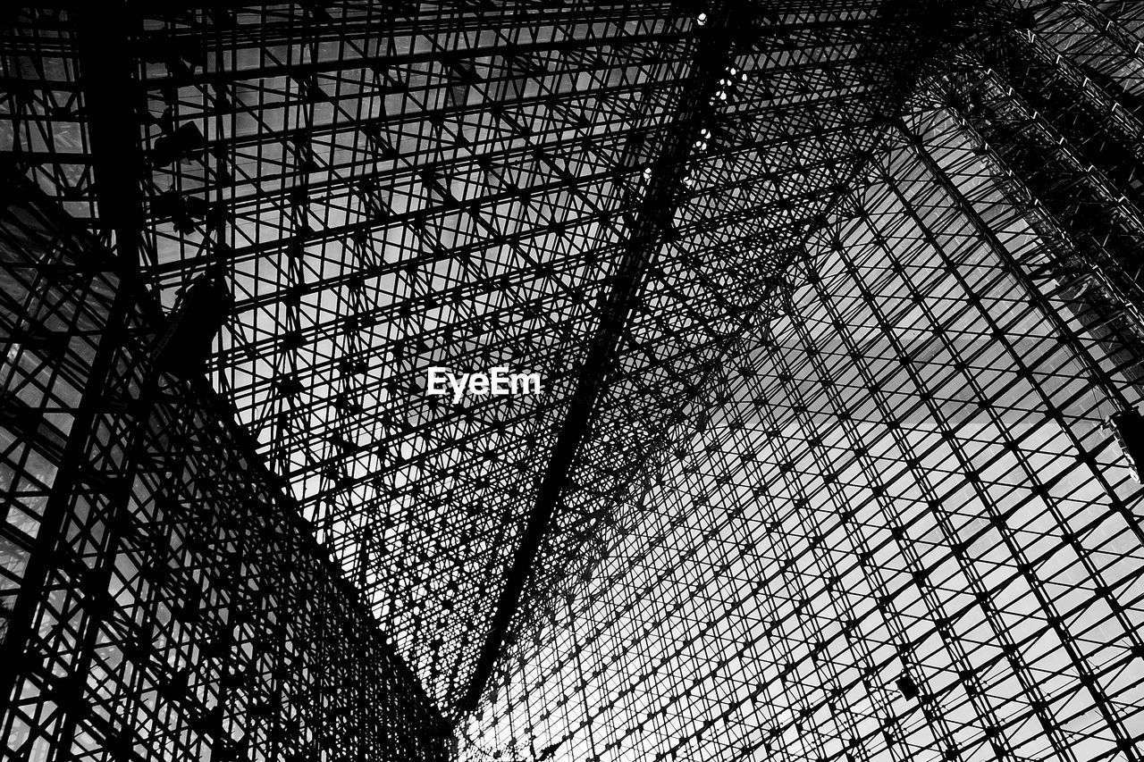 FULL FRAME SHOT OF METAL CEILING IN BUILDING