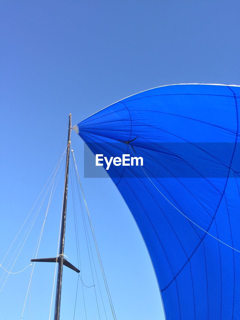 LOW ANGLE VIEW OF SAILBOAT AGAINST SKY