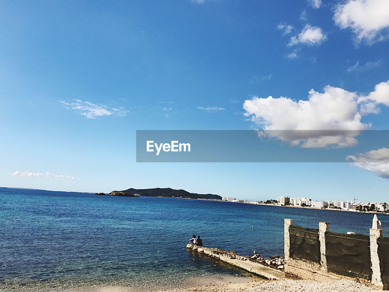 PANORAMIC VIEW OF SEA AGAINST BLUE SKY