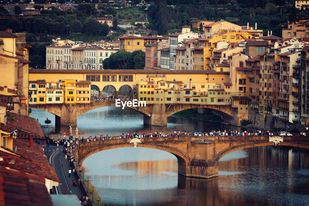 VIEW OF ARCH BRIDGE OVER RIVER IN CITY