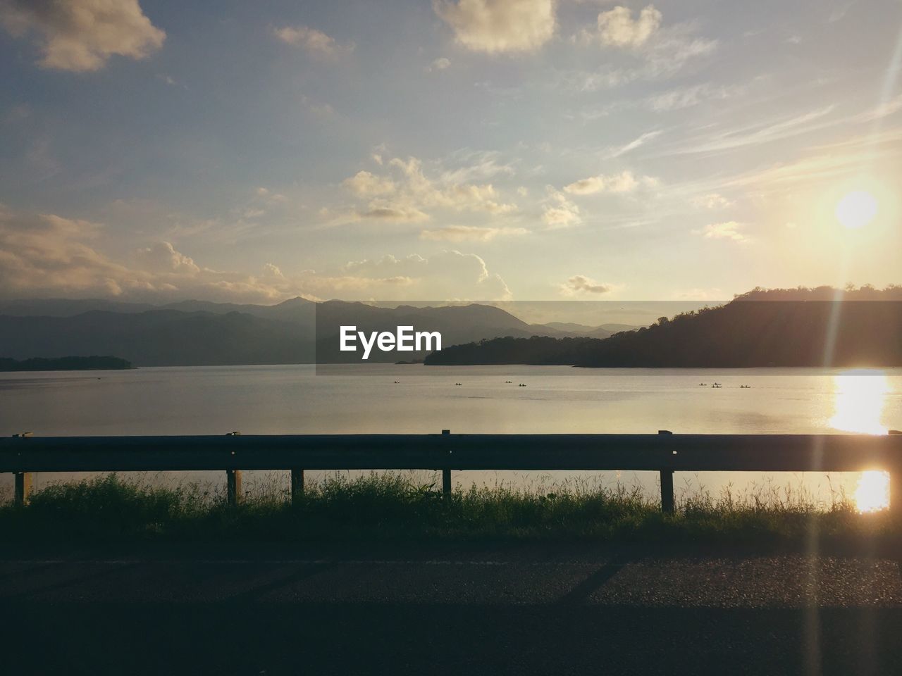 SCENIC VIEW OF SEA AGAINST MOUNTAINS