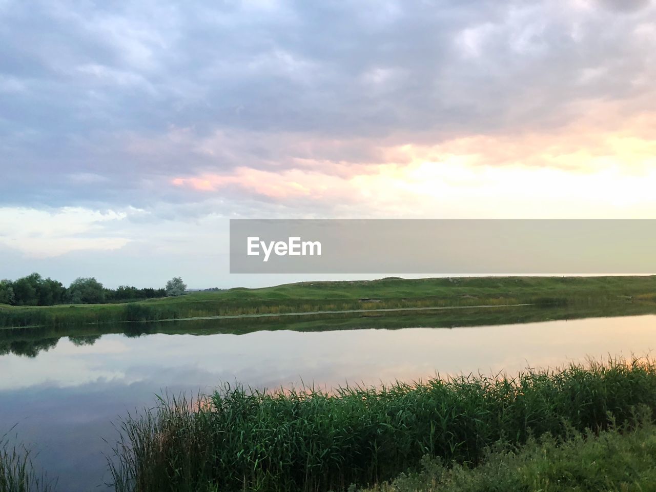 SCENIC VIEW OF GREEN LANDSCAPE AGAINST SKY