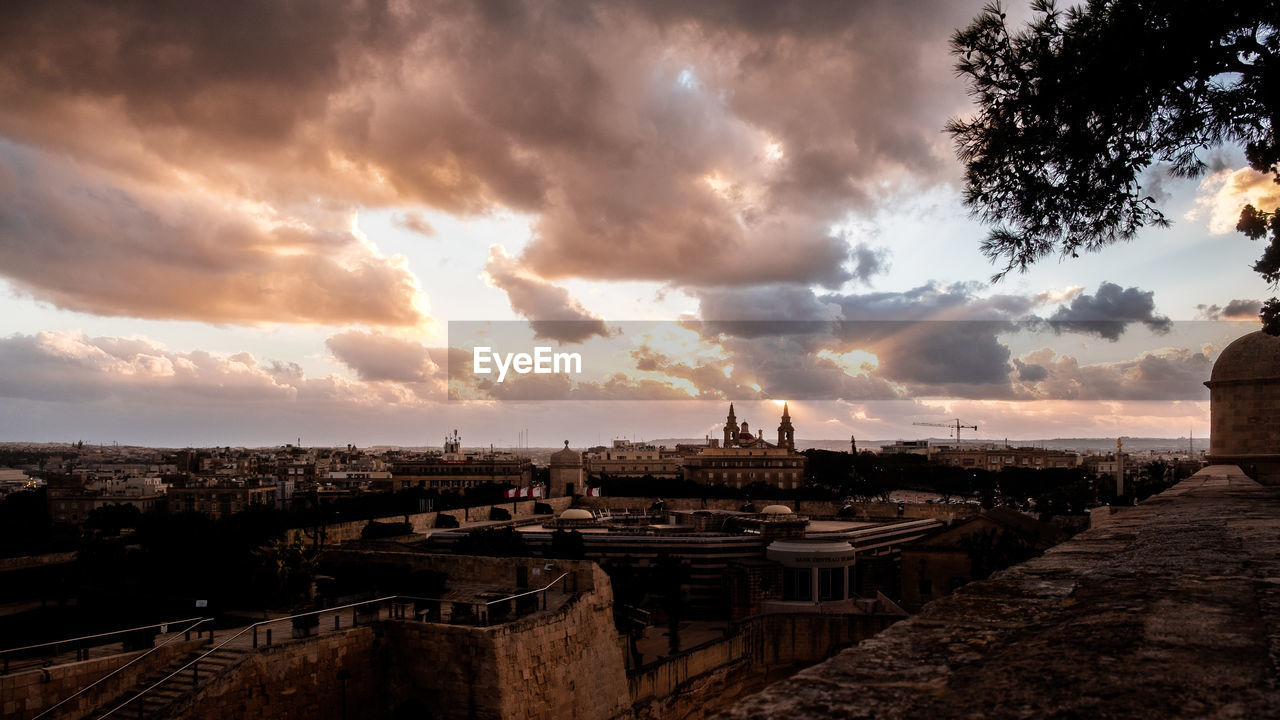 PANORAMIC VIEW OF BUILDINGS IN CITY AGAINST SKY