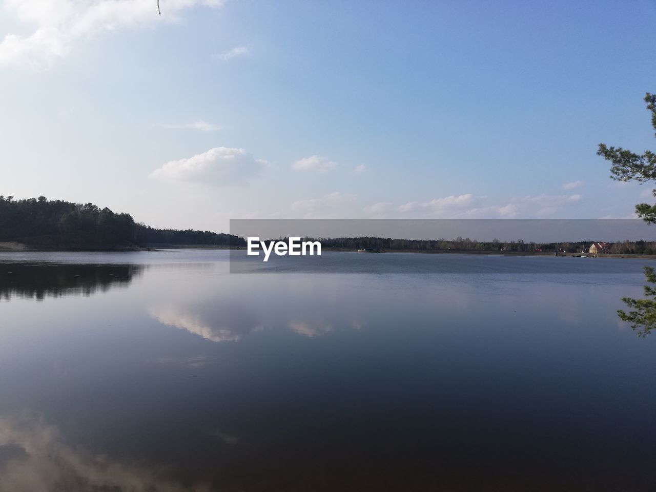 IDYLLIC VIEW OF LAKE AGAINST SKY