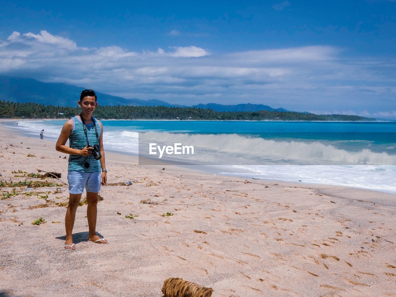 FULL LENGTH OF WOMAN STANDING ON BEACH